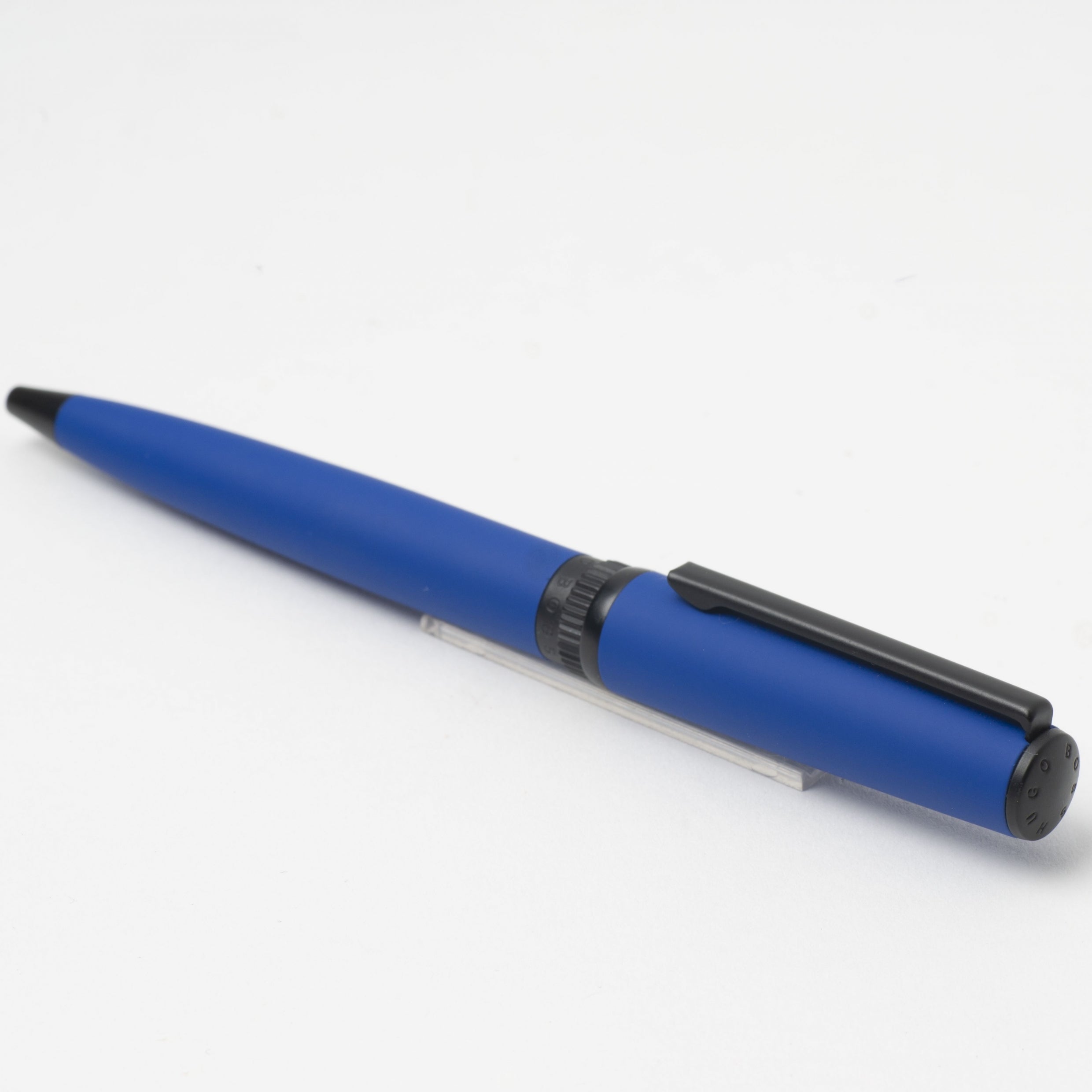 https://www.aboutliving.co.uk/cdn/shop/products/hugo-boss-gear-ballpoint-pen-matrix-blue-HSC9744L-2.jpg?v=1653296851